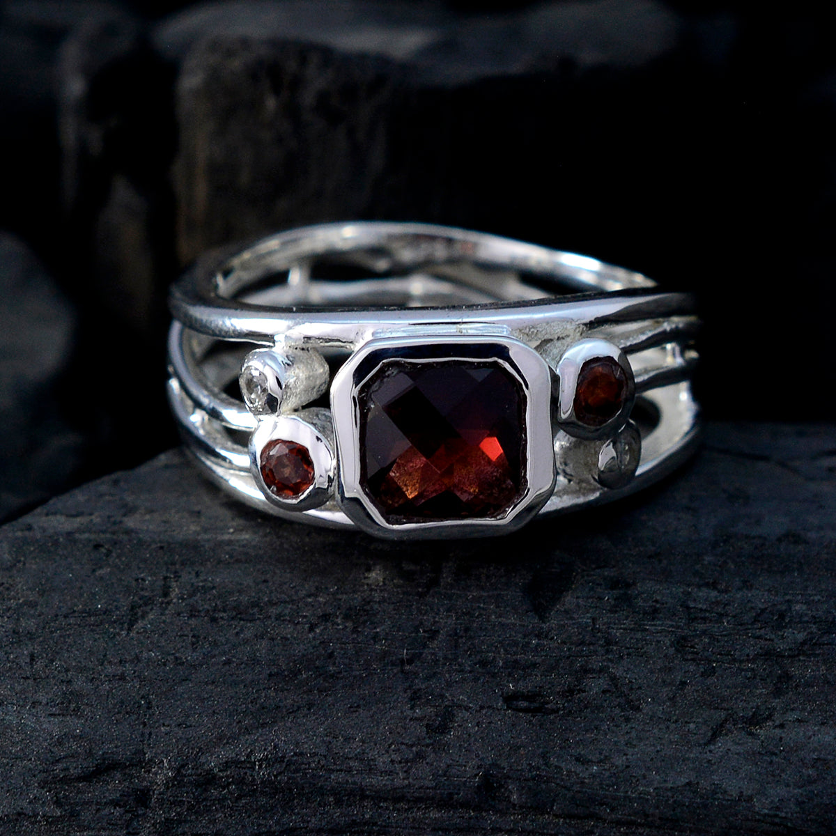 Agnes Fairytale Red Trilogy Ring