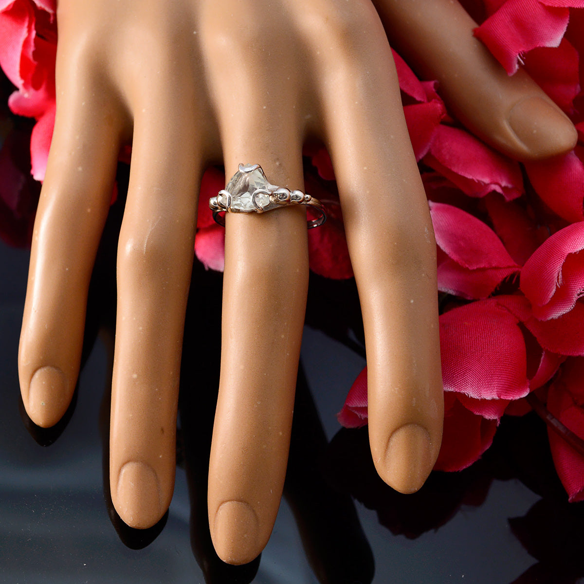 Nisa Rope-Wire Light Green Solitaire Ring