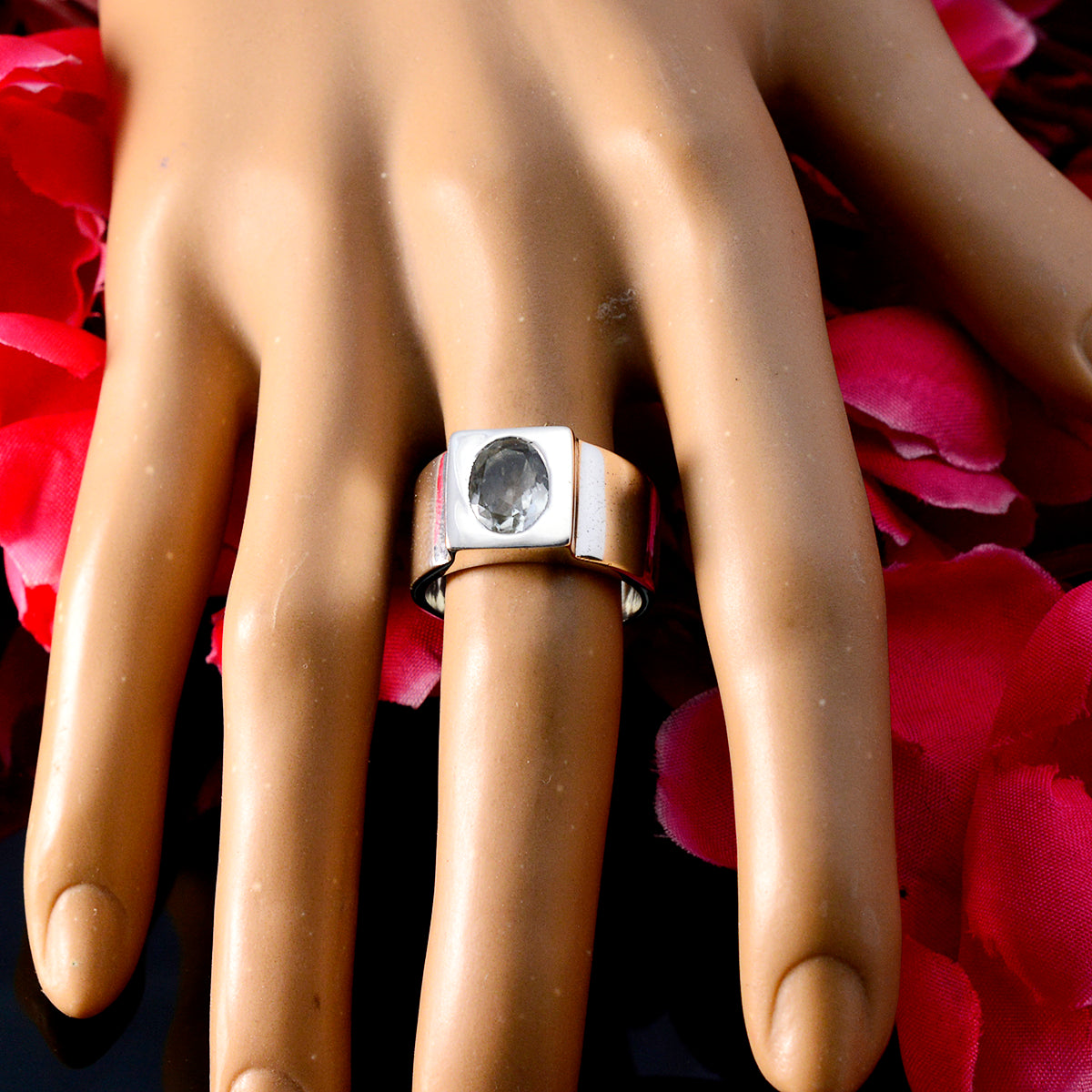 Pauline Armor Light Green Solitaire Ring