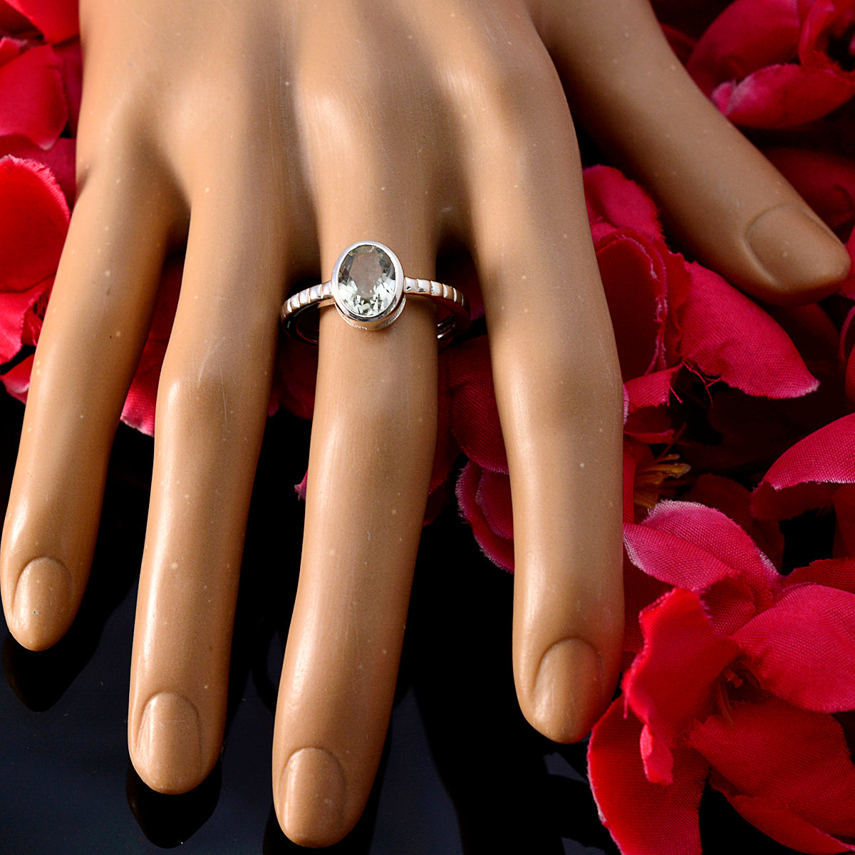 Jia Trendy Light Green Solitaire Ring