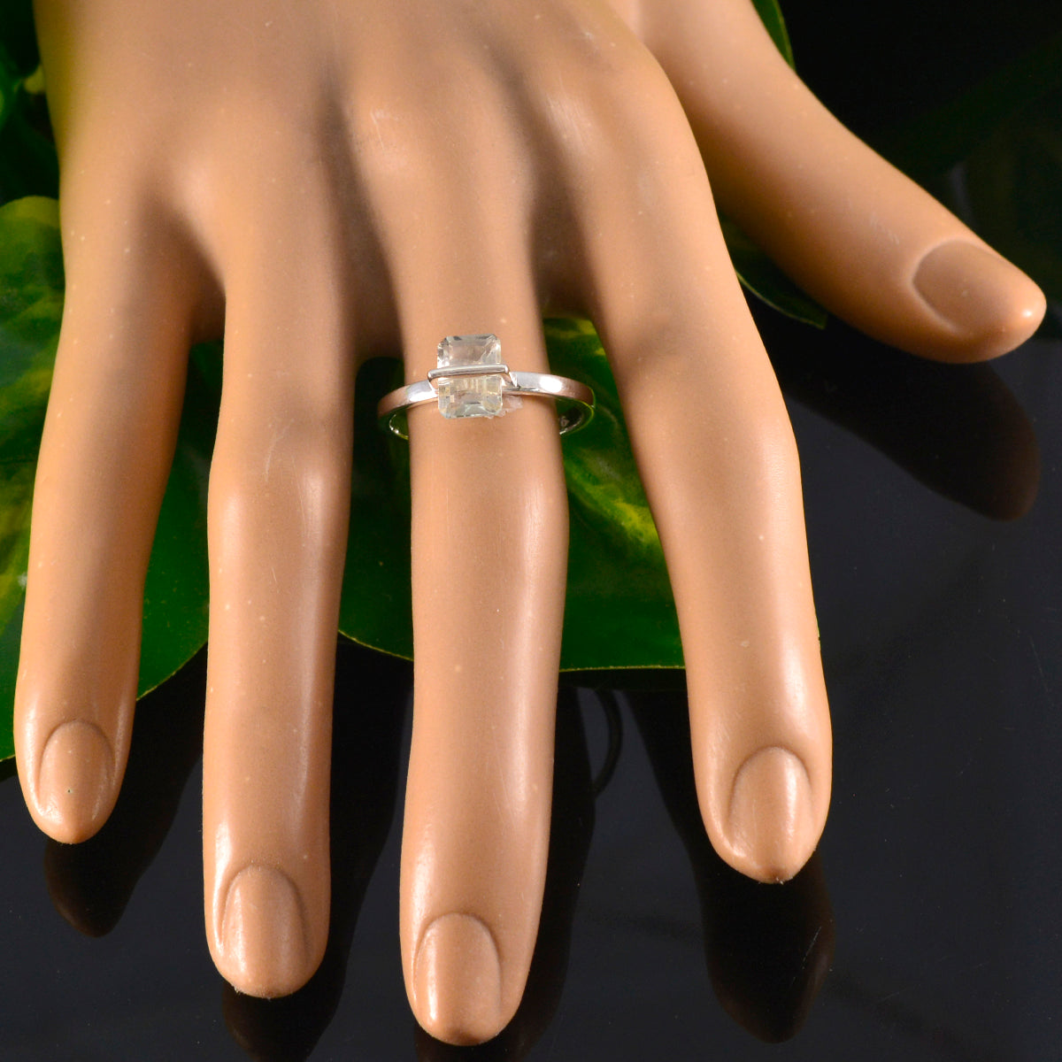 Yuna Modern Light Green Solitaire Ring