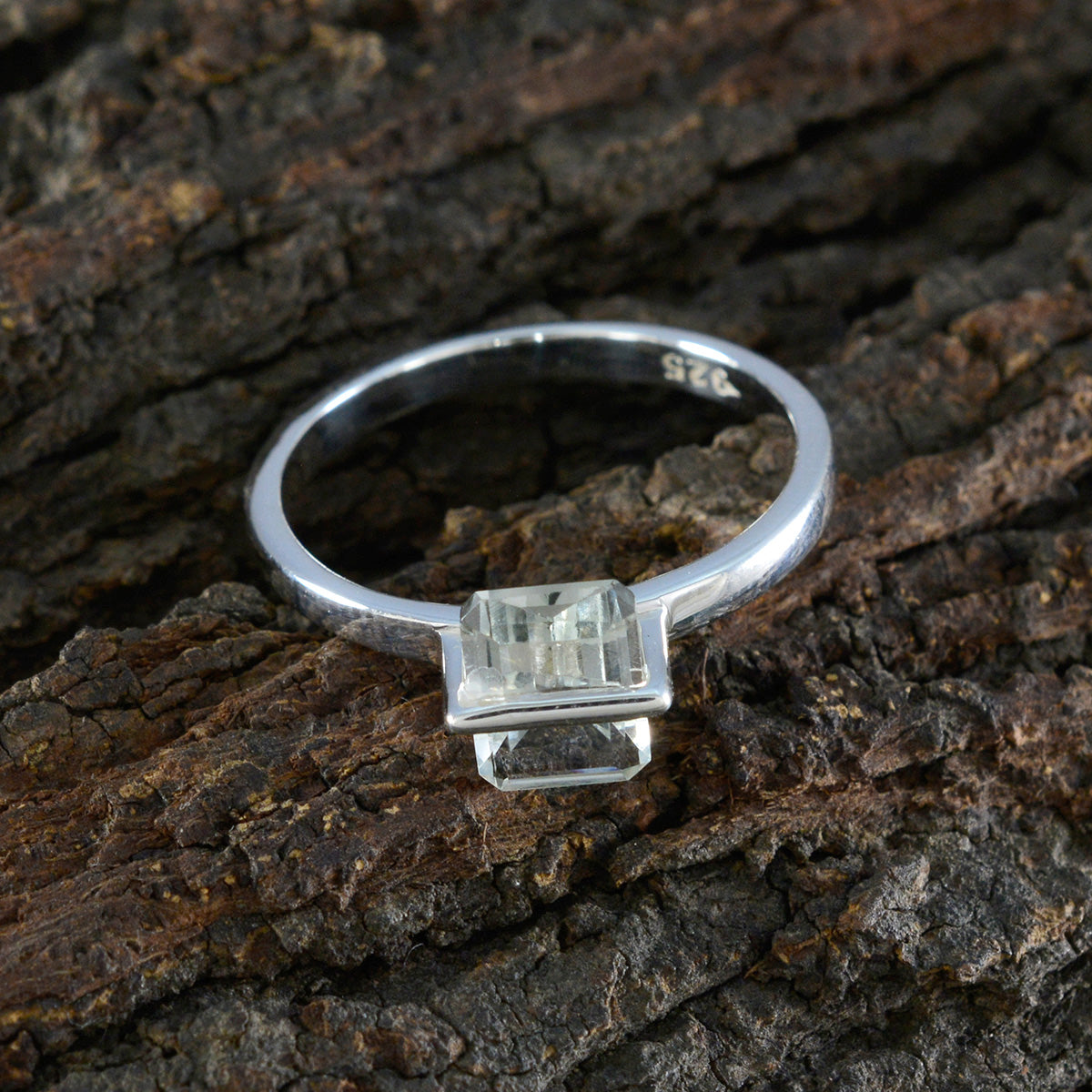 Yuna Modern Light Green Solitaire Ring
