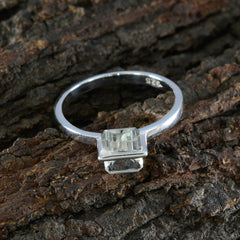 Yuna Modern Light Green Solitaire Ring
