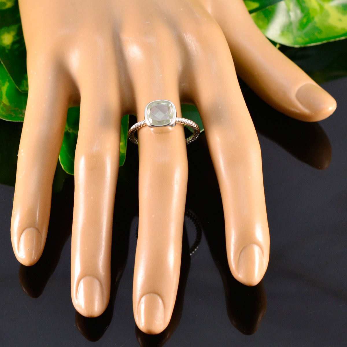 Hana Glamorous Light Green Solitaire Ring