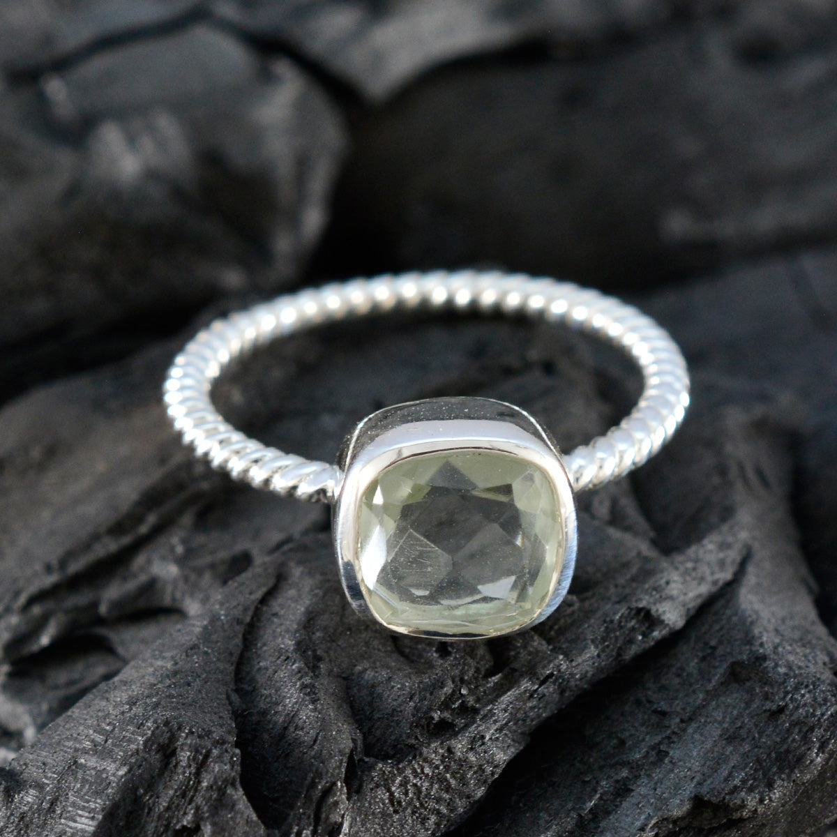 Hana Glamorous Light Green Solitaire Ring