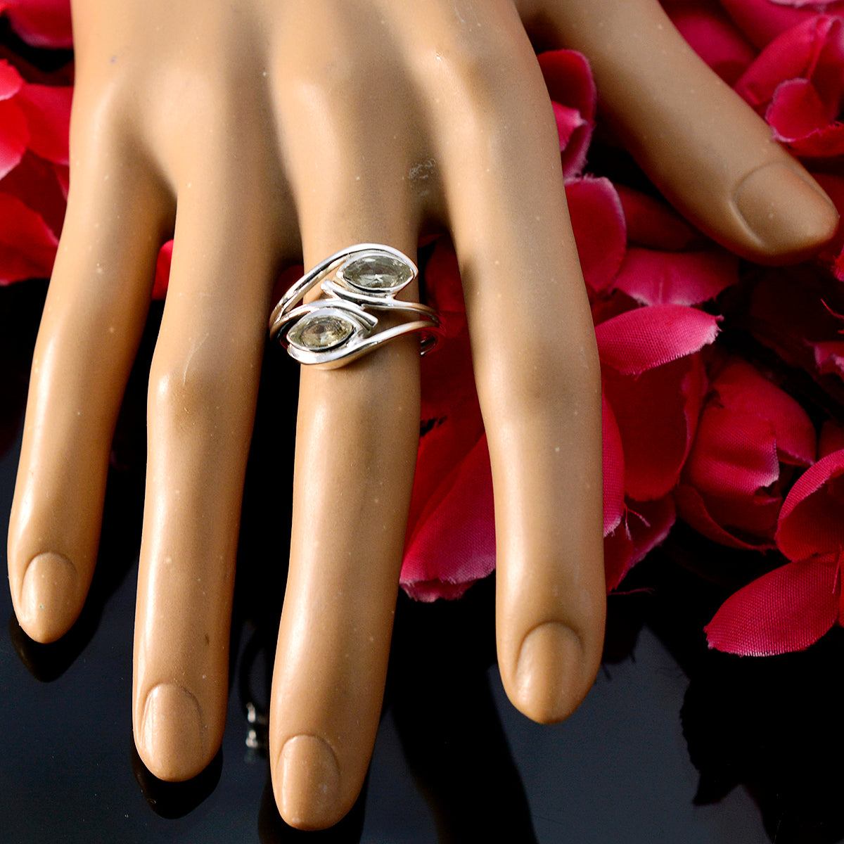 Liyana Sophisticated Light Green Toi et Moi Ring