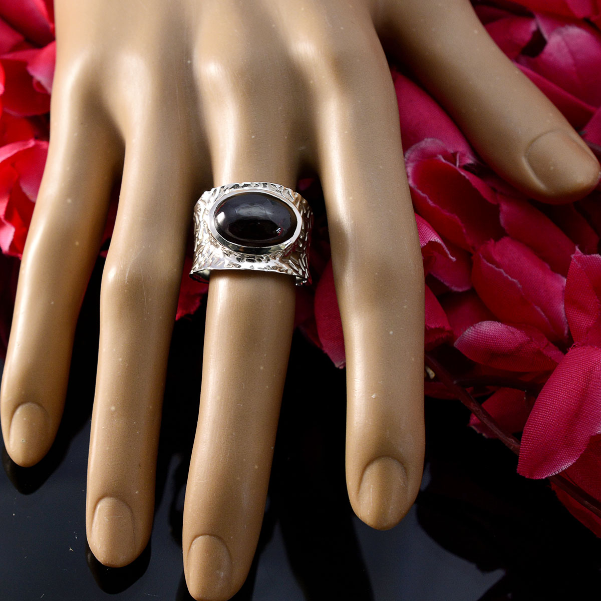 Lea engravings Red Solitaire Ring