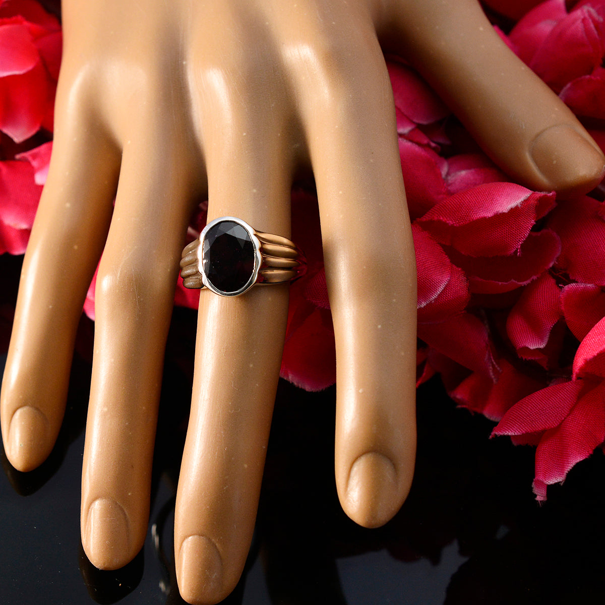 Victoria propsel Red Solitaire Ring
