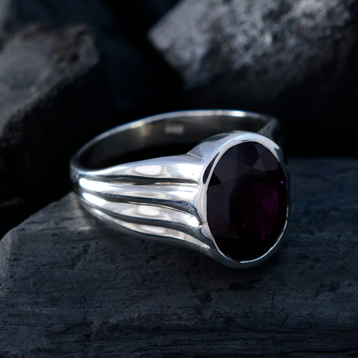 Victoria propsel Red Solitaire Ring