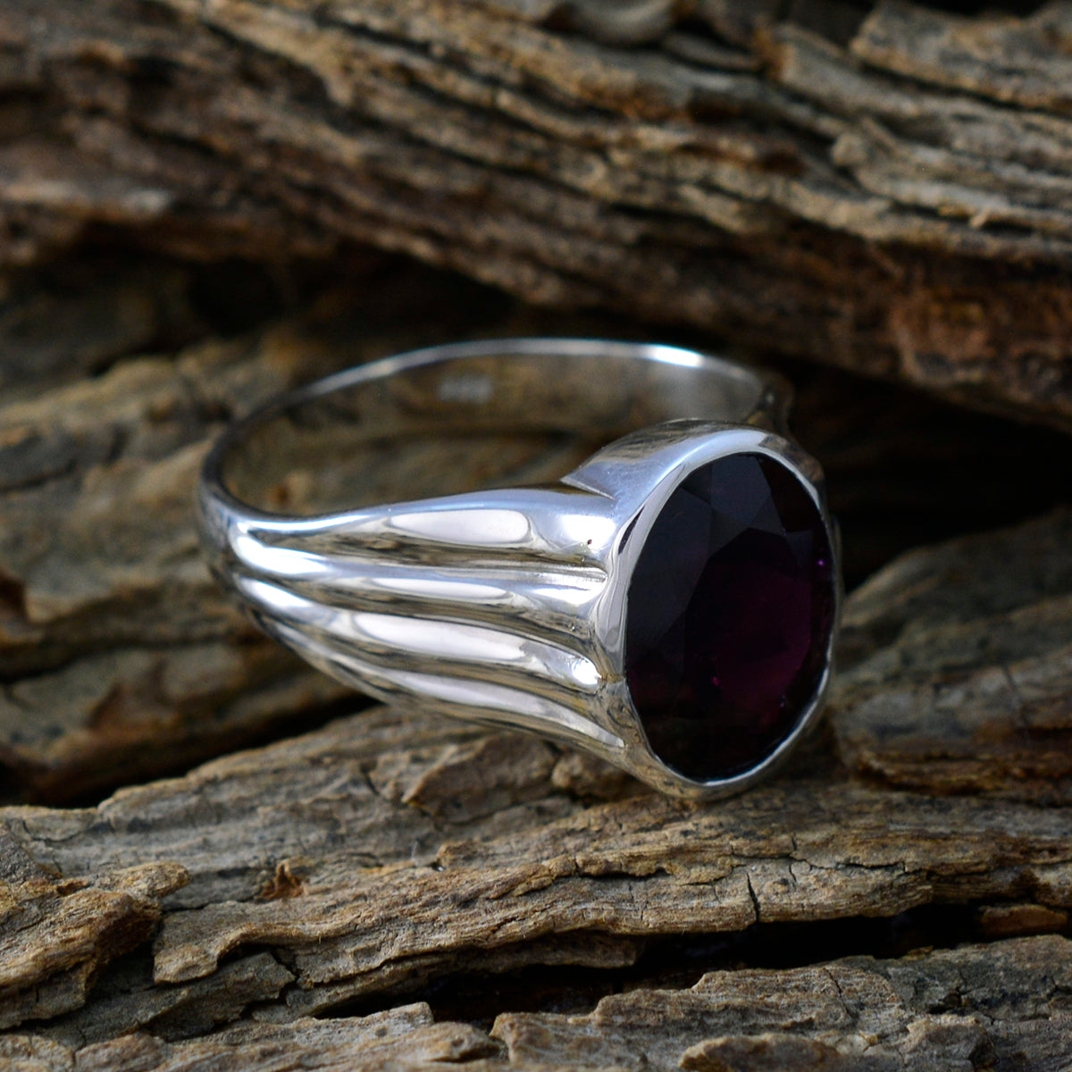 Victoria propsel Red Solitaire Ring