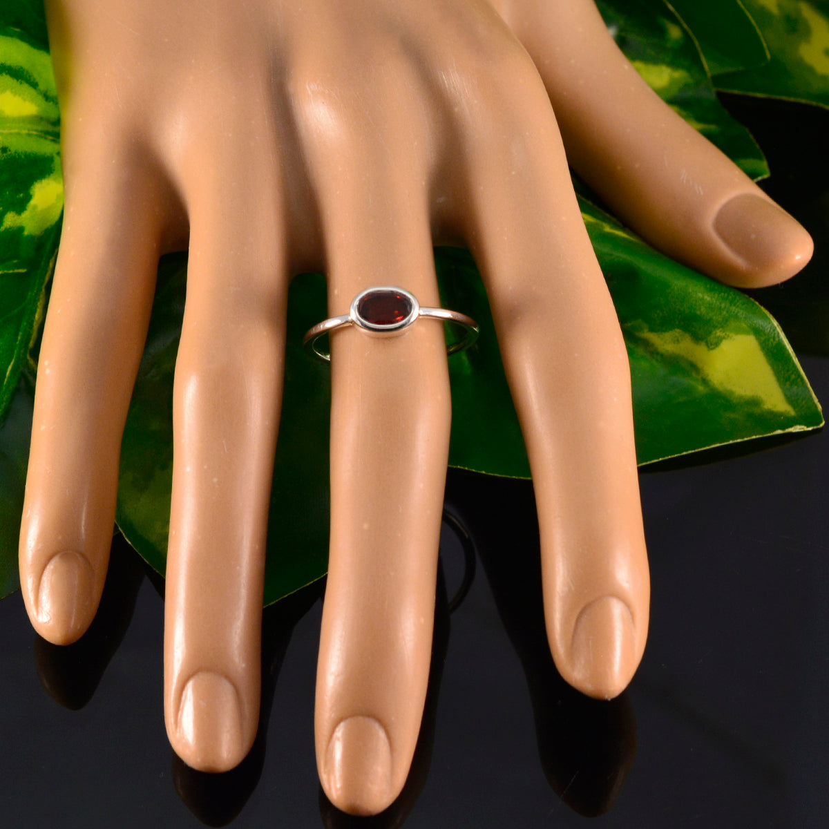 Mei Luxurious Red Solitaire Ring