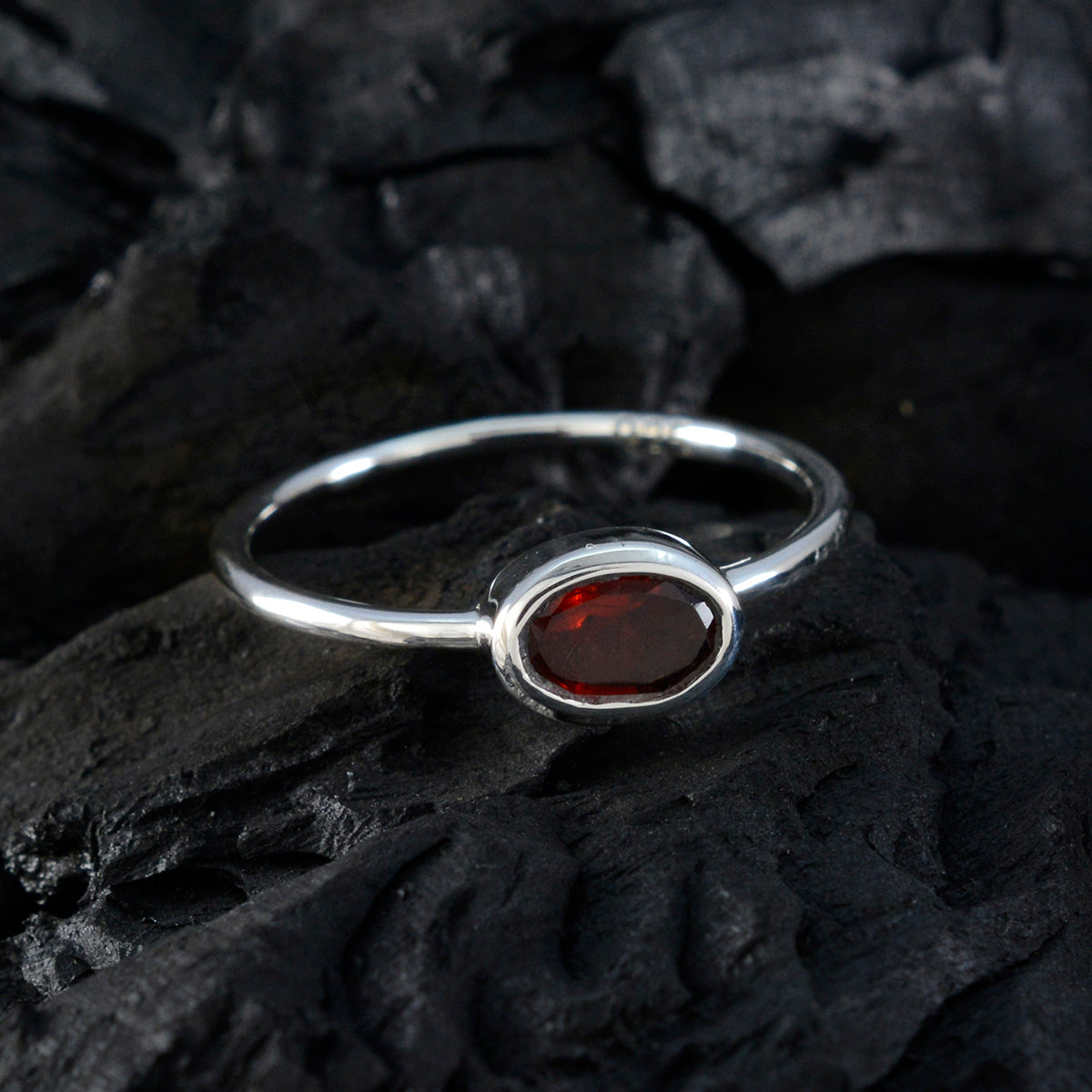 Mei Luxurious Red Solitaire Ring