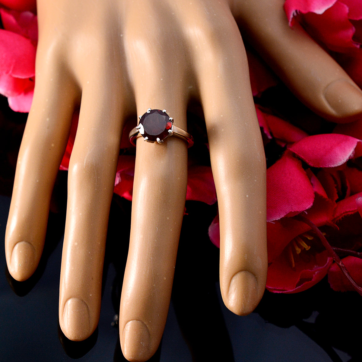 Xiu Glamorous Red Solitaire Ring