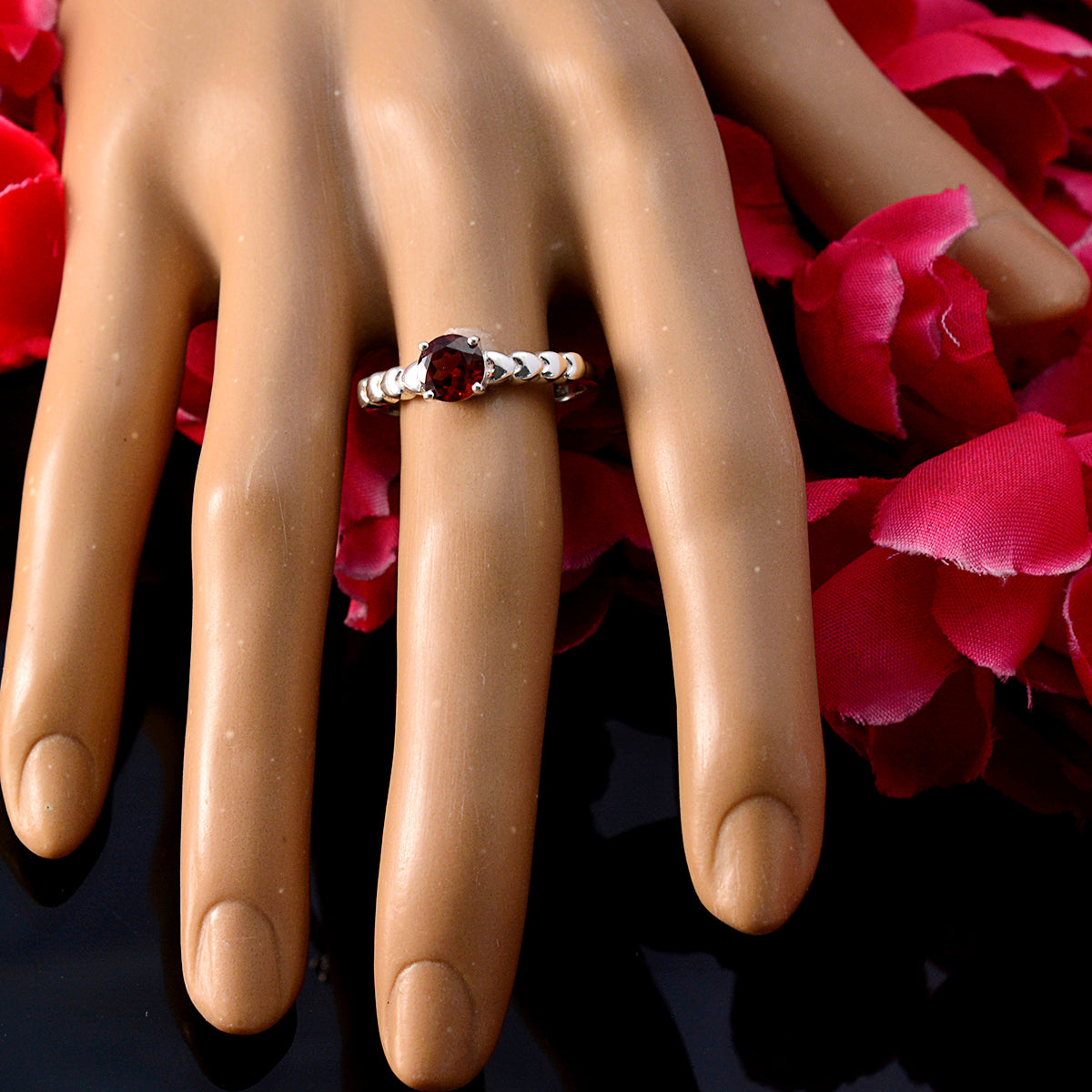 Wen Luxurious Red Solitaire Ring
