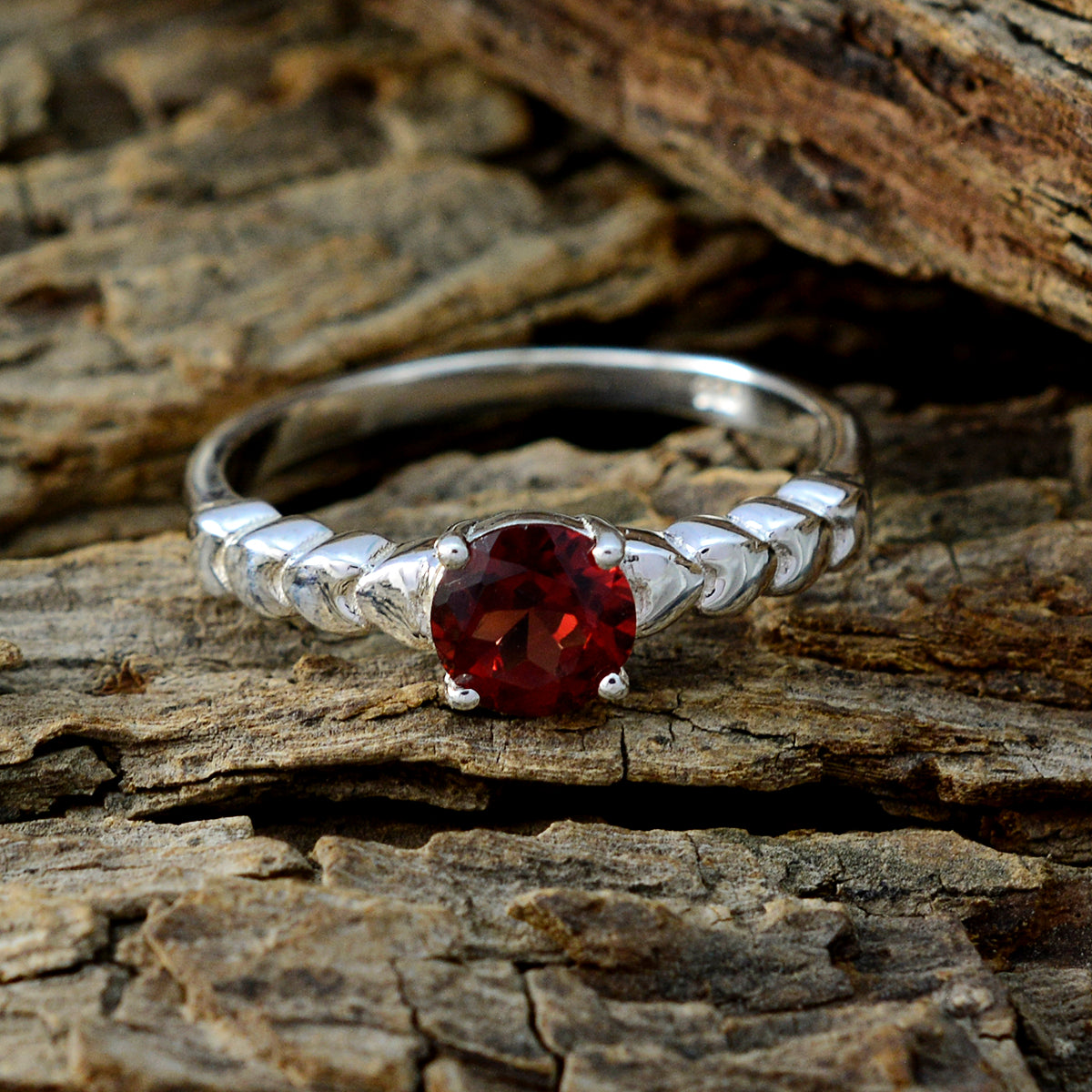 Wen Luxurious Red Solitaire Ring