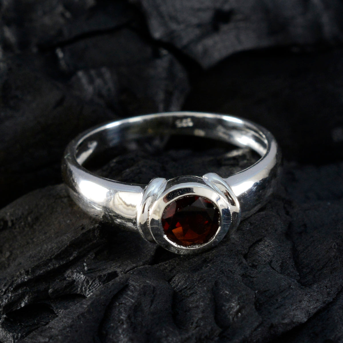 Natcha Glamorous Red Solitaire Ring