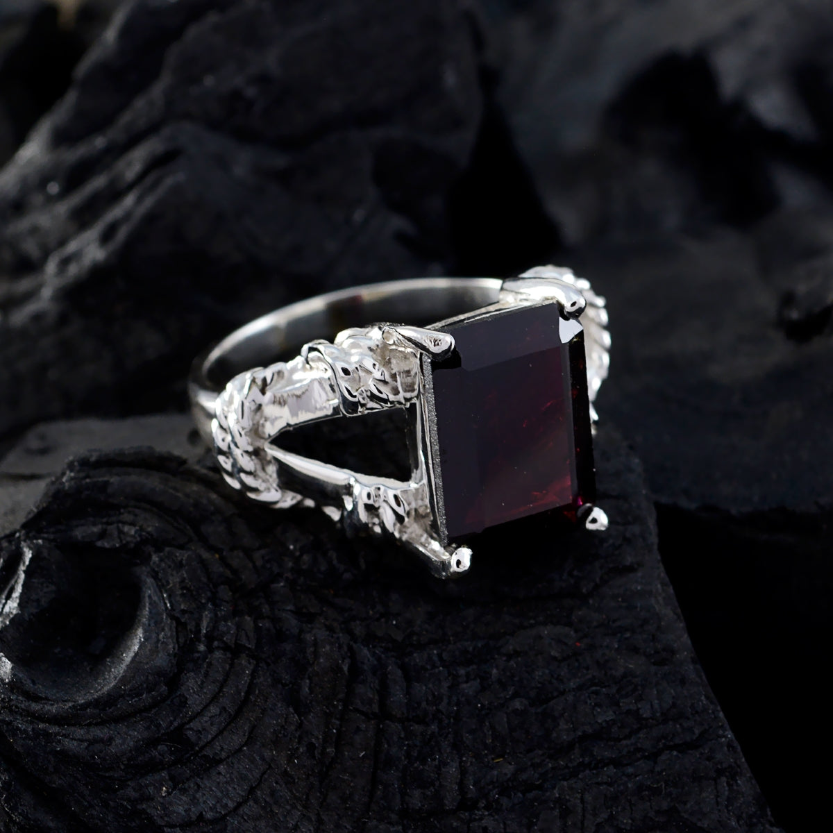 Ivy Rope-Wire Red Solitaire Ring