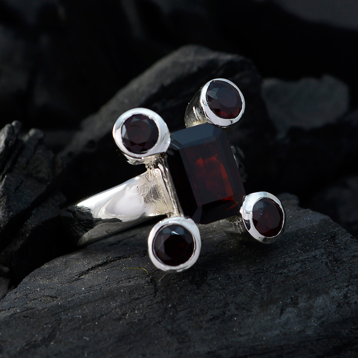 Siti Modern Red Penta Ring