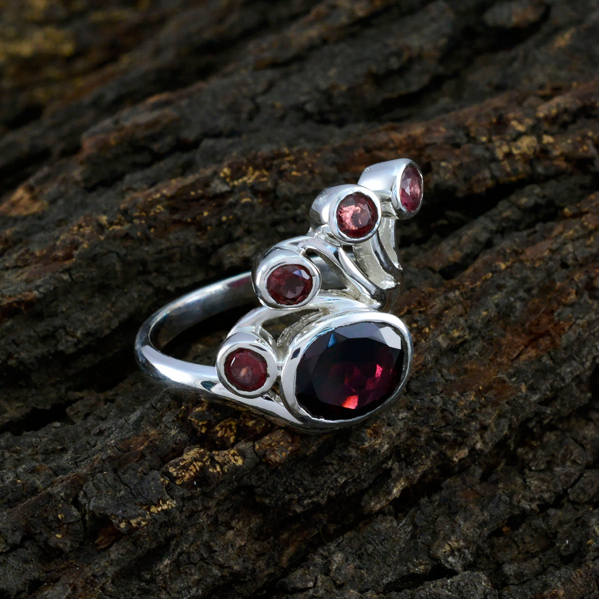 Nayara Modern Red Penta Ring