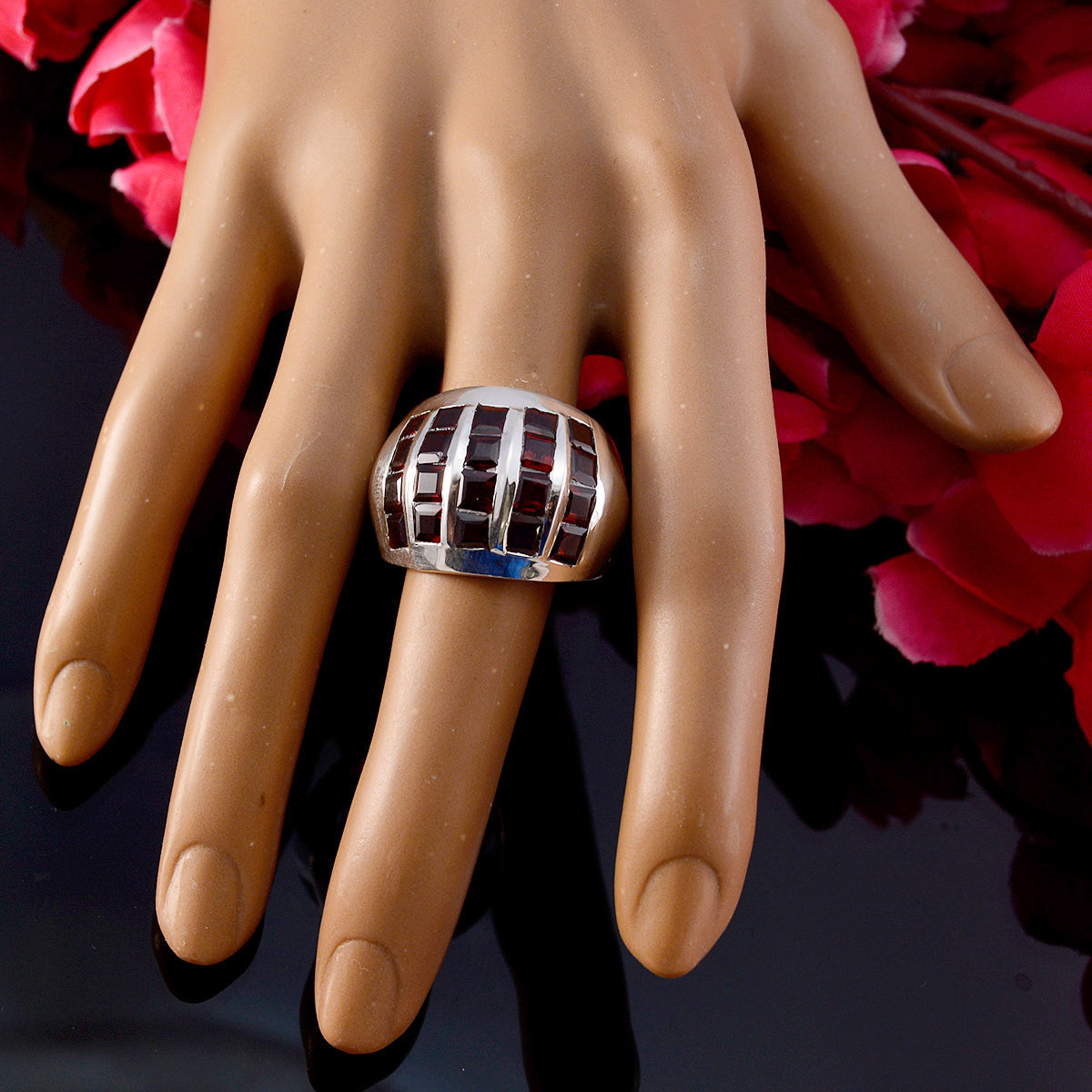 Hannah antique Red multiple Ring