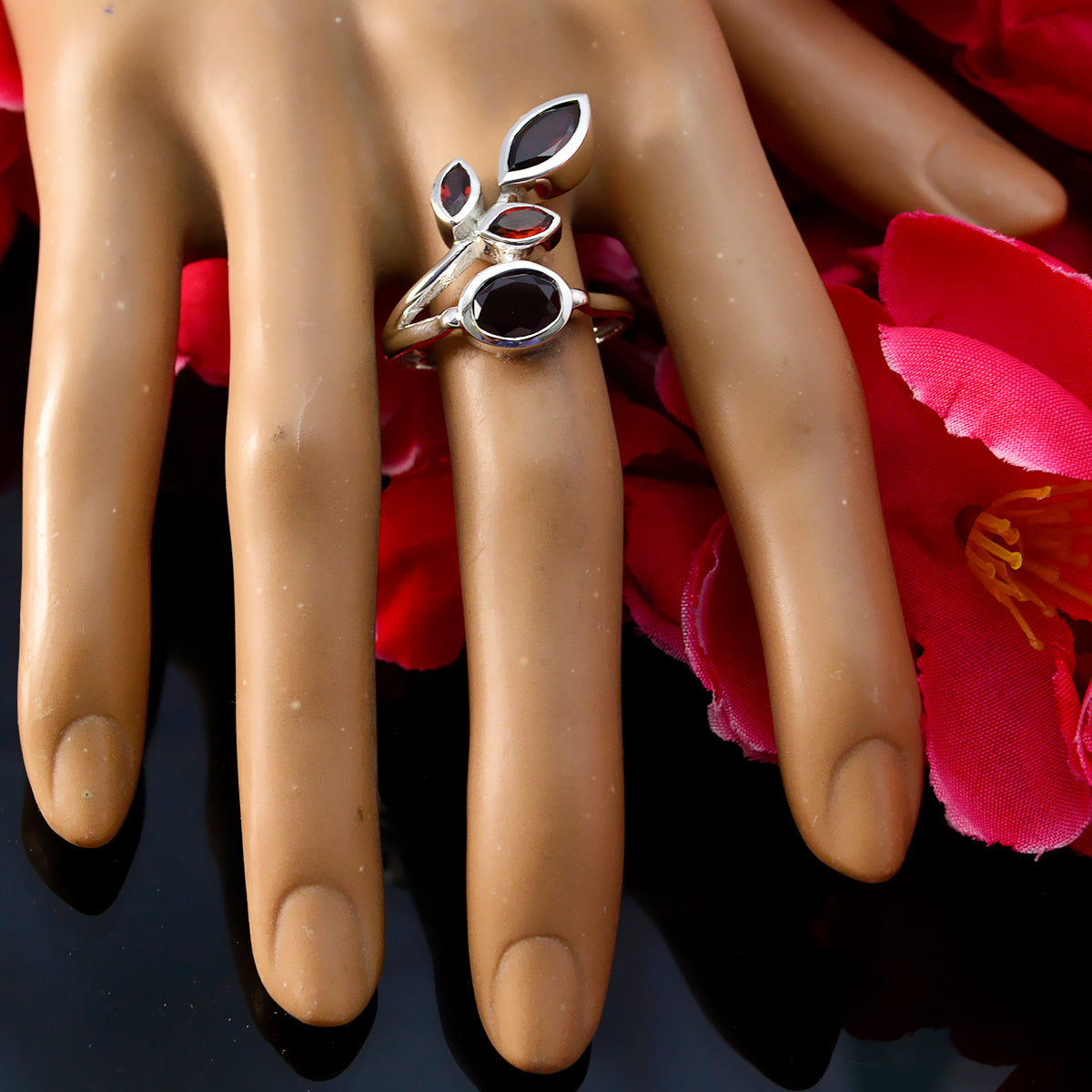 Agustina Leafy Red quarter Ring