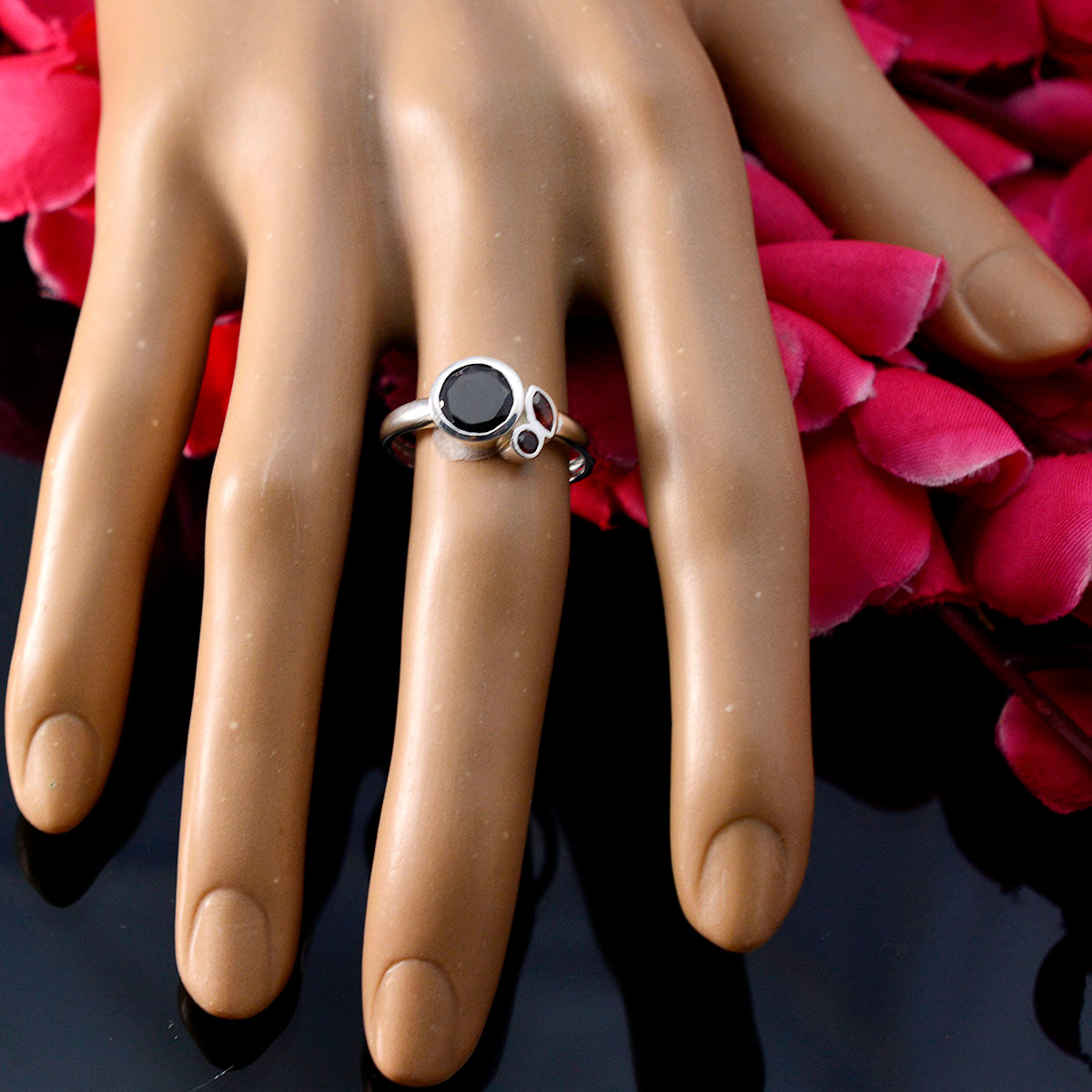 Mei Modern Red Trilogy Ring