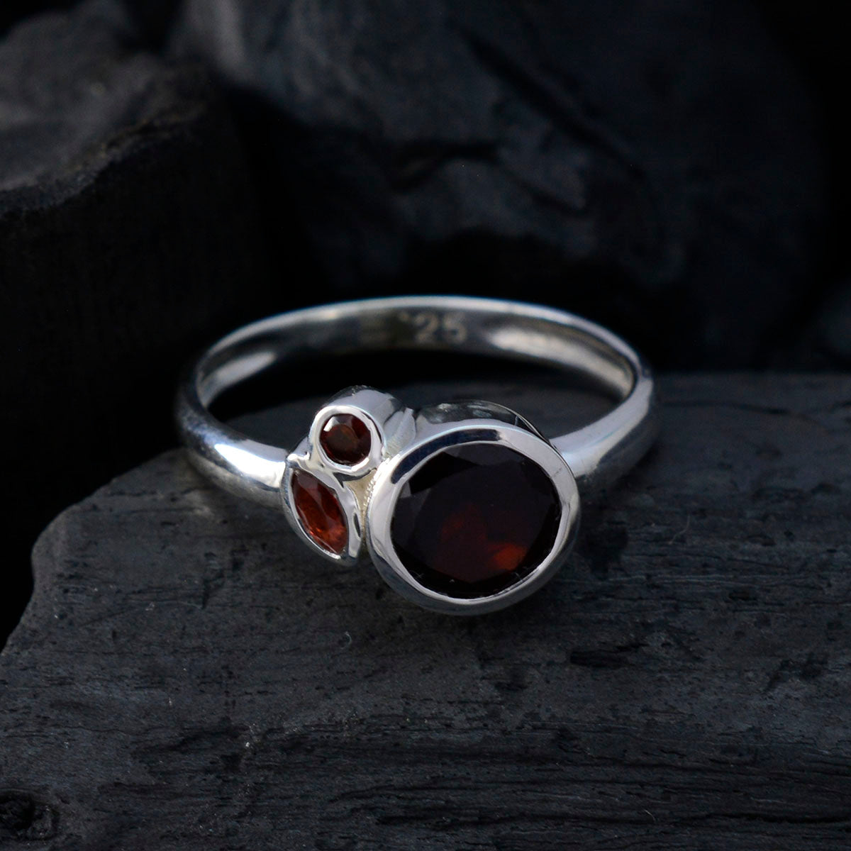 Mei Modern Red Trilogy Ring