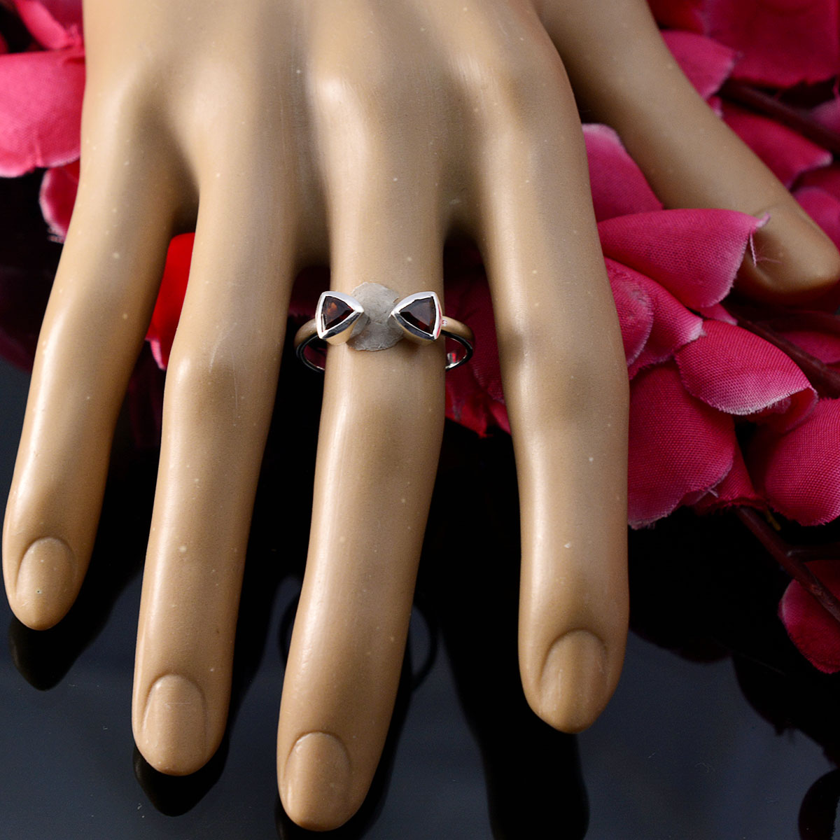 Seo-yeon Sophisticated Red Toi et Moi Ring