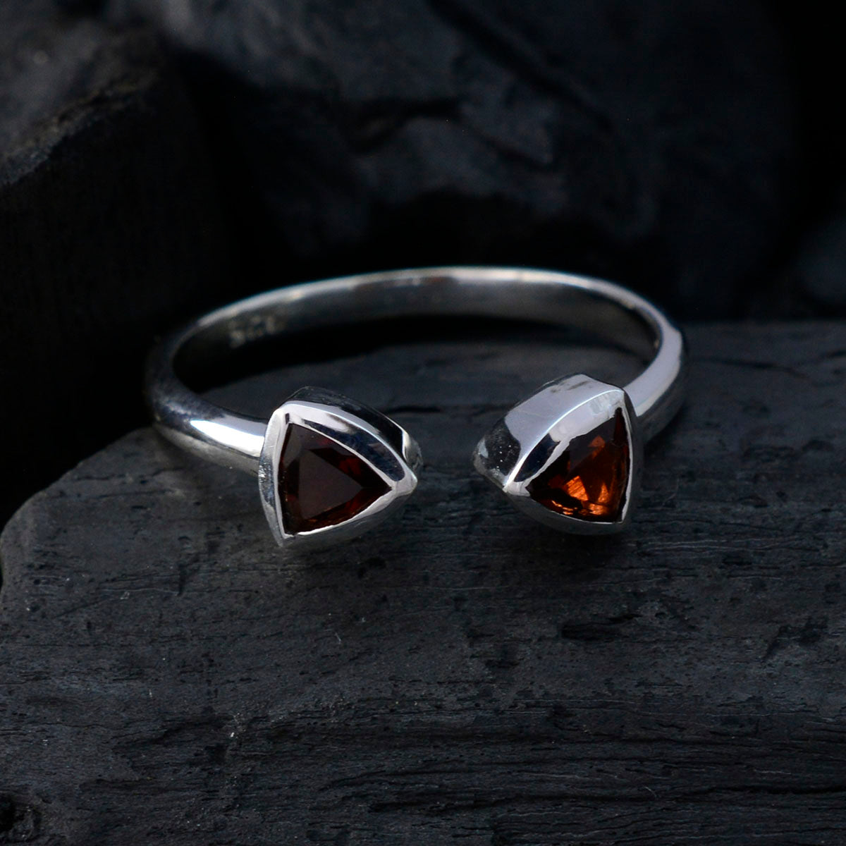 Seo-yeon Sophisticated Red Toi et Moi Ring