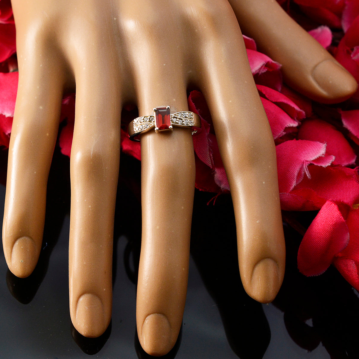 Giulia Fairytale Red Halo Ring