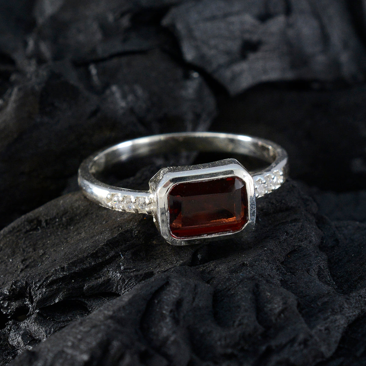 Seo-yeon Modern Red Halo Ring