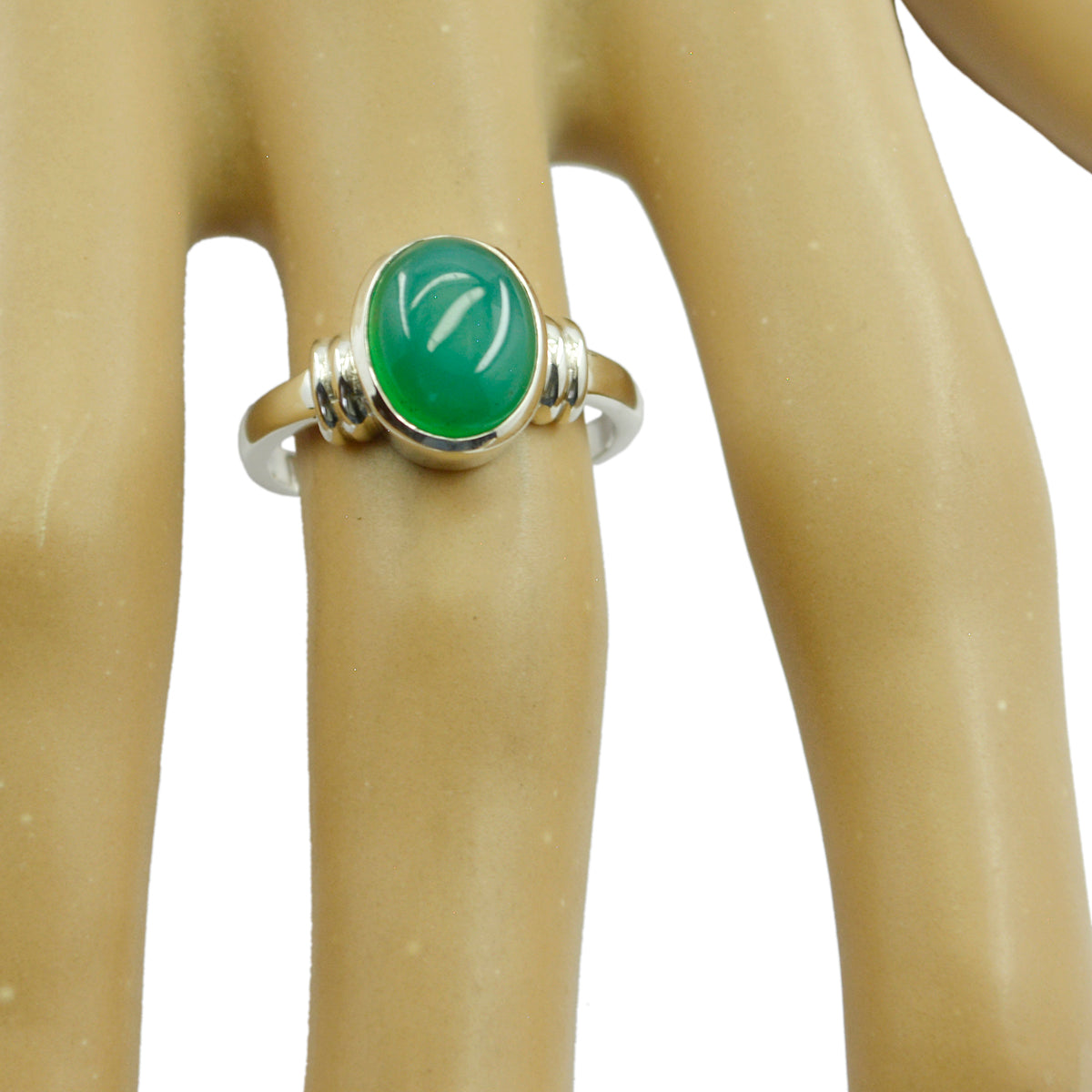 Julieta Luxurious Green Solitaire Ring