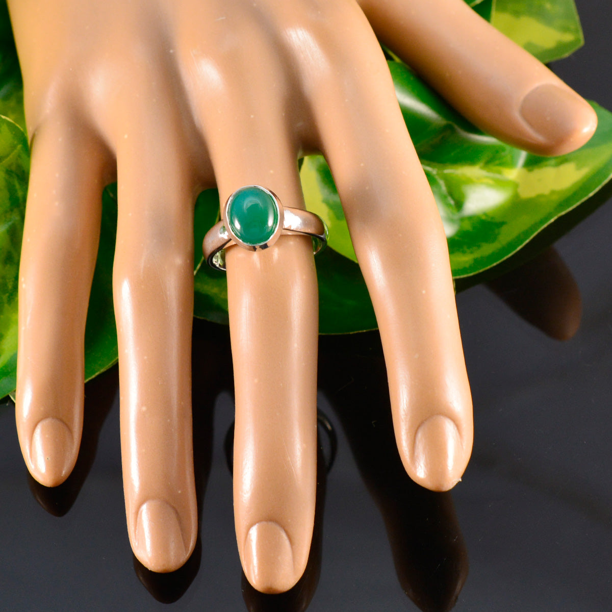 Lorena Glamorous Green Solitaire Ring