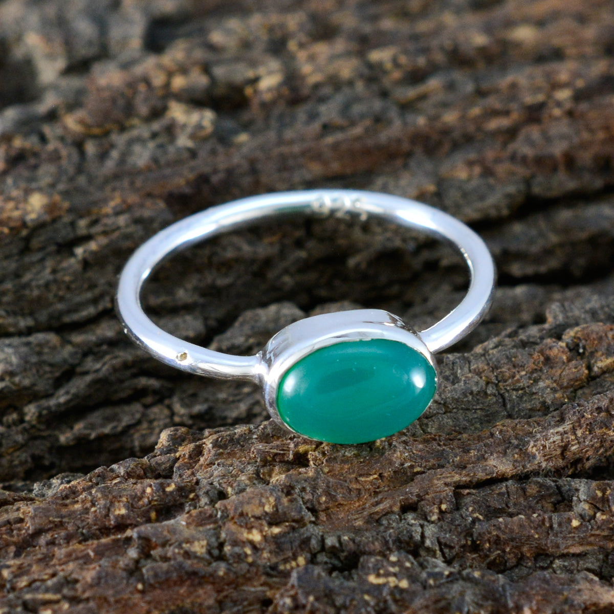 Soo-jin Graceful Green Solitaire Ring