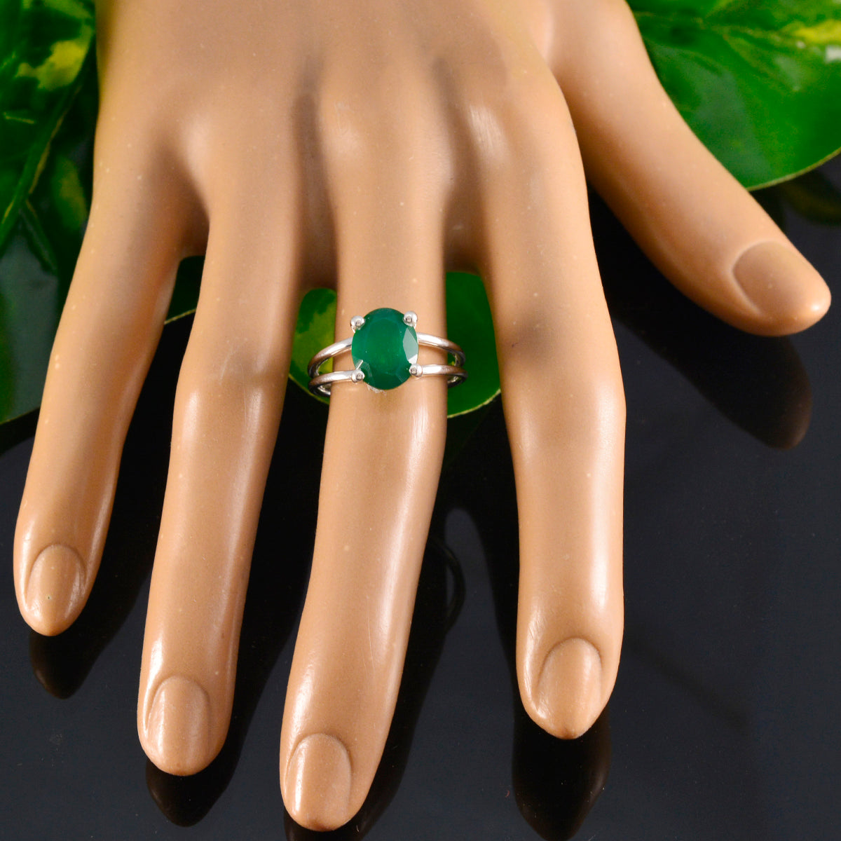 Jia Trendy Green Solitaire Ring