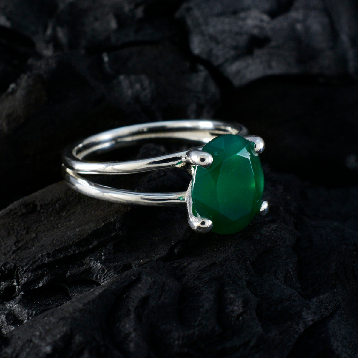 Jia Trendy Green Solitaire Ring