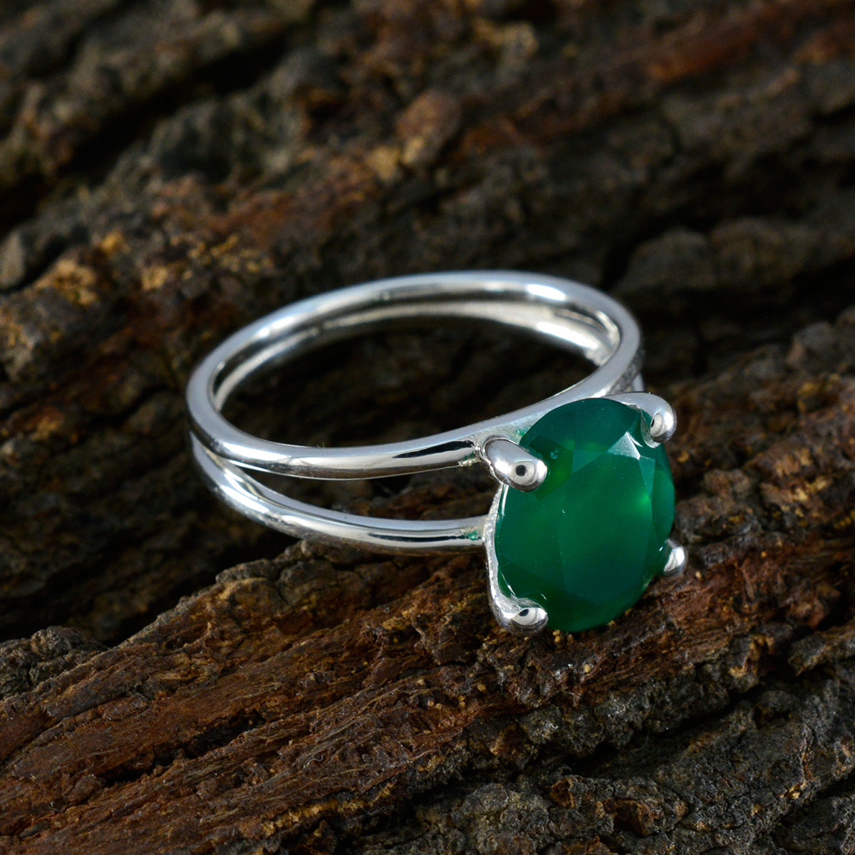 Jia Trendy Green Solitaire Ring