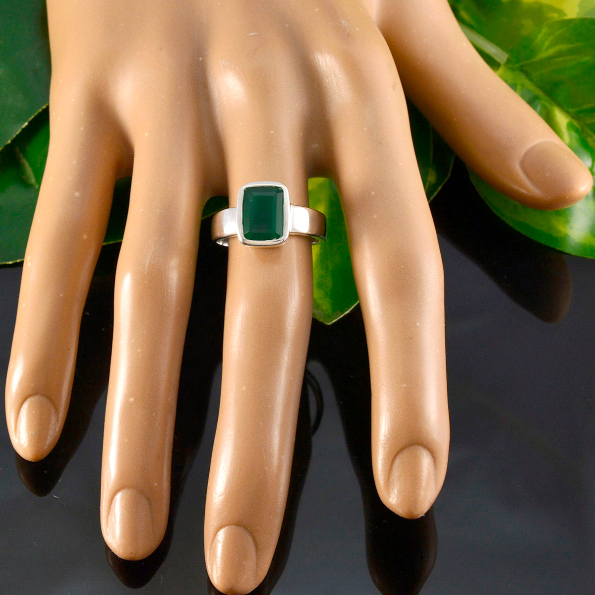 Ivana Romantic Green Solitaire Ring