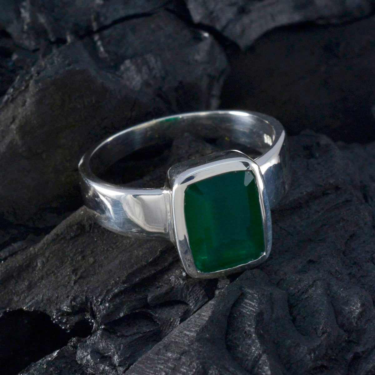 Ivana Romantic Green Solitaire Ring