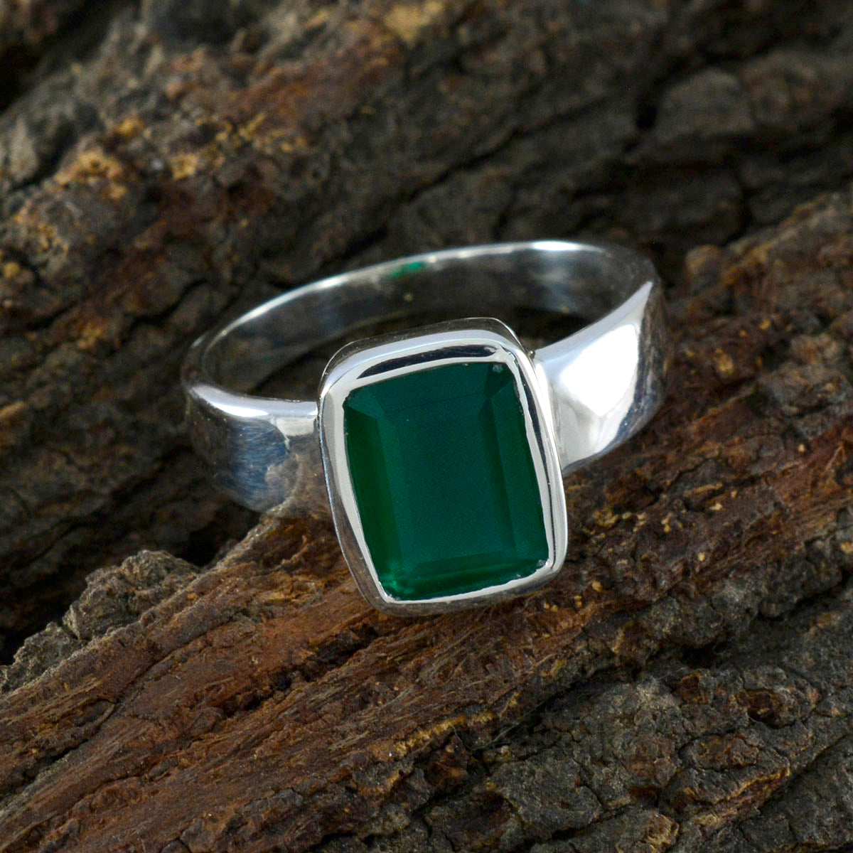 Ivana Romantic Green Solitaire Ring