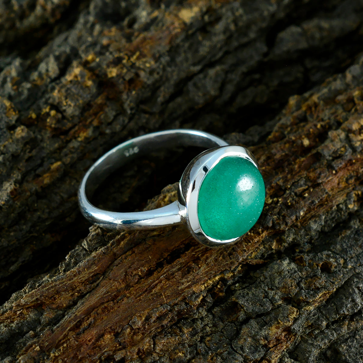 Inès Contemporary Green Solitaire Ring