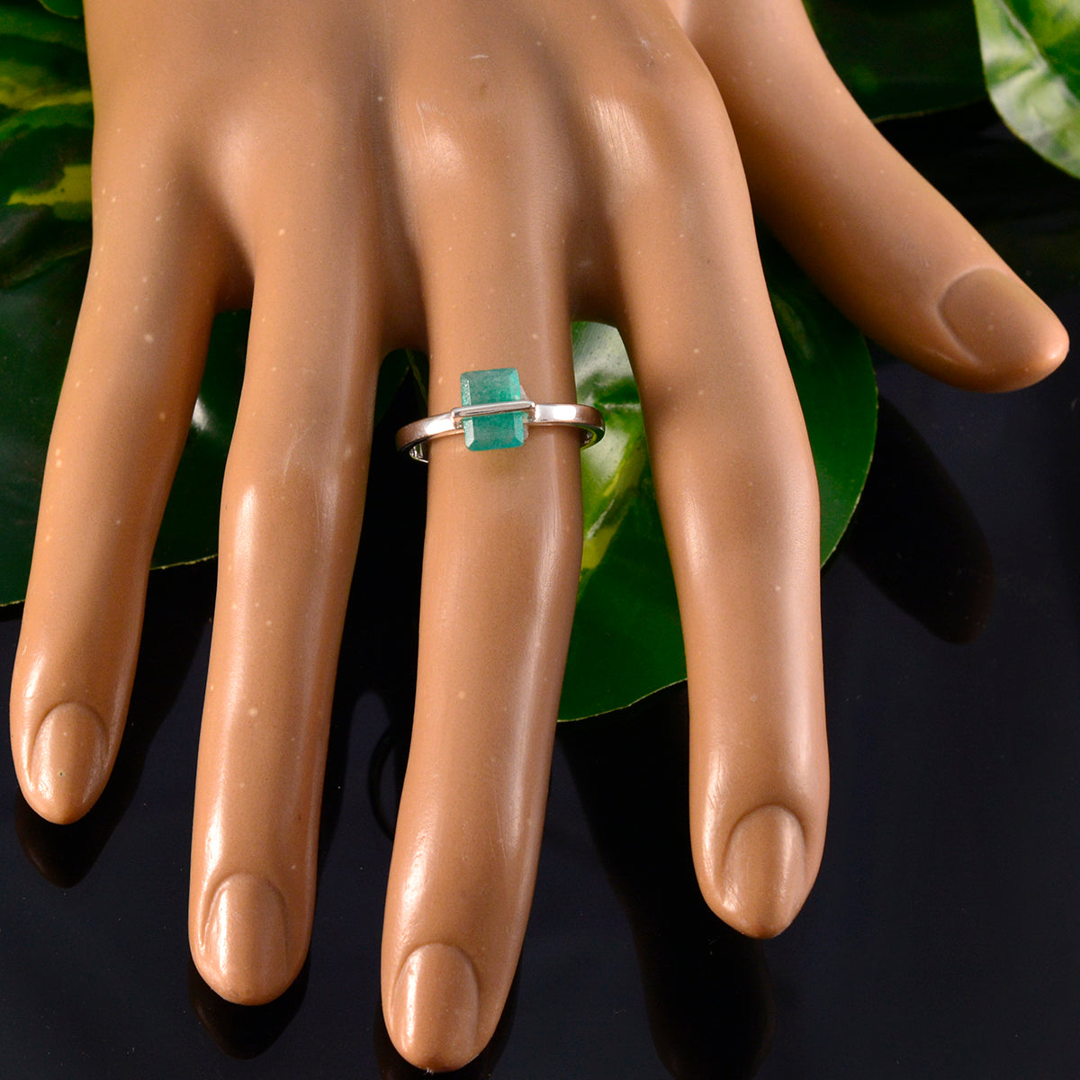 Saanvi Abstract Green Solitaire Ring