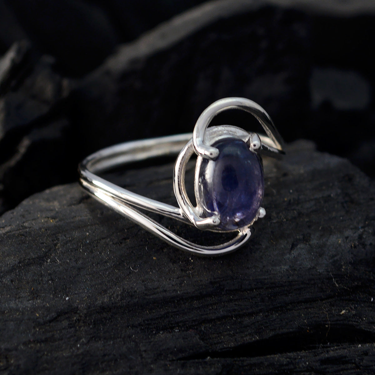 Yuki Glamorous Blue Solitaire Ring