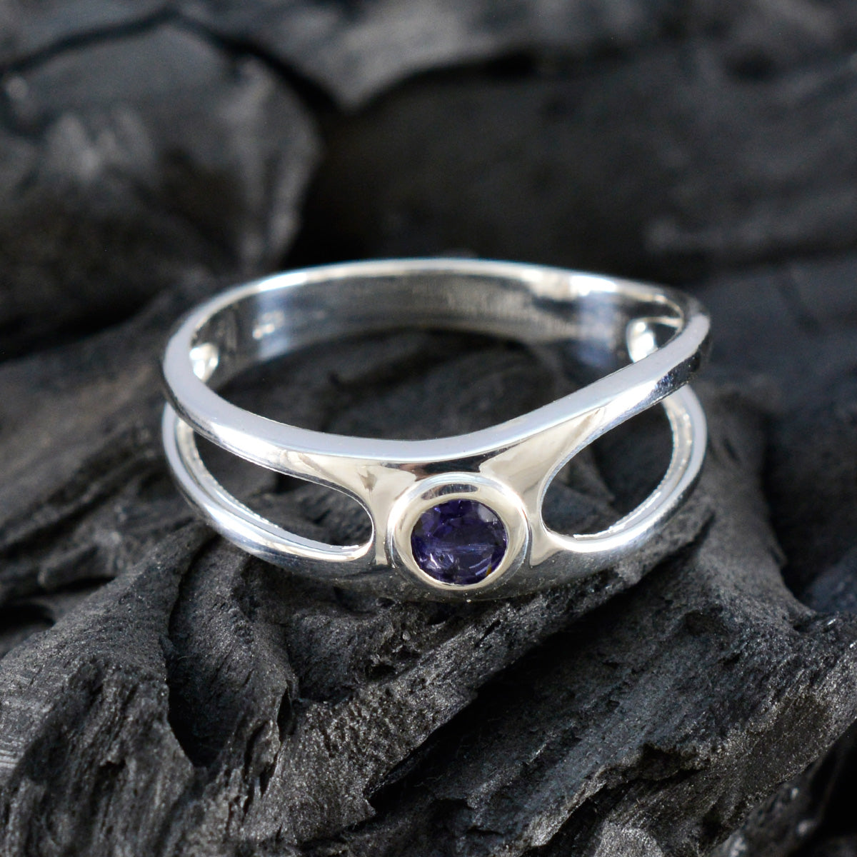 Dewi Feminine Blue Solitaire Ring