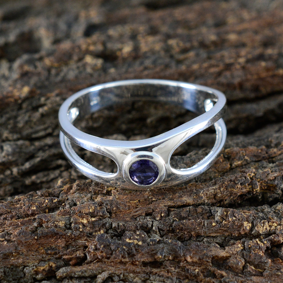 Dewi Feminine Blue Solitaire Ring