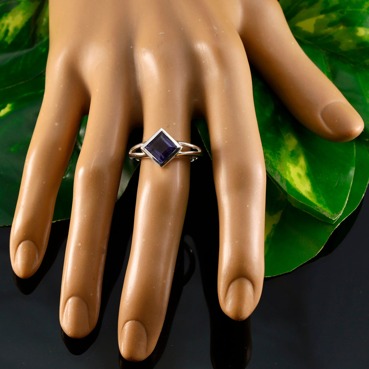 Chen Glamorous Blue Solitaire Ring