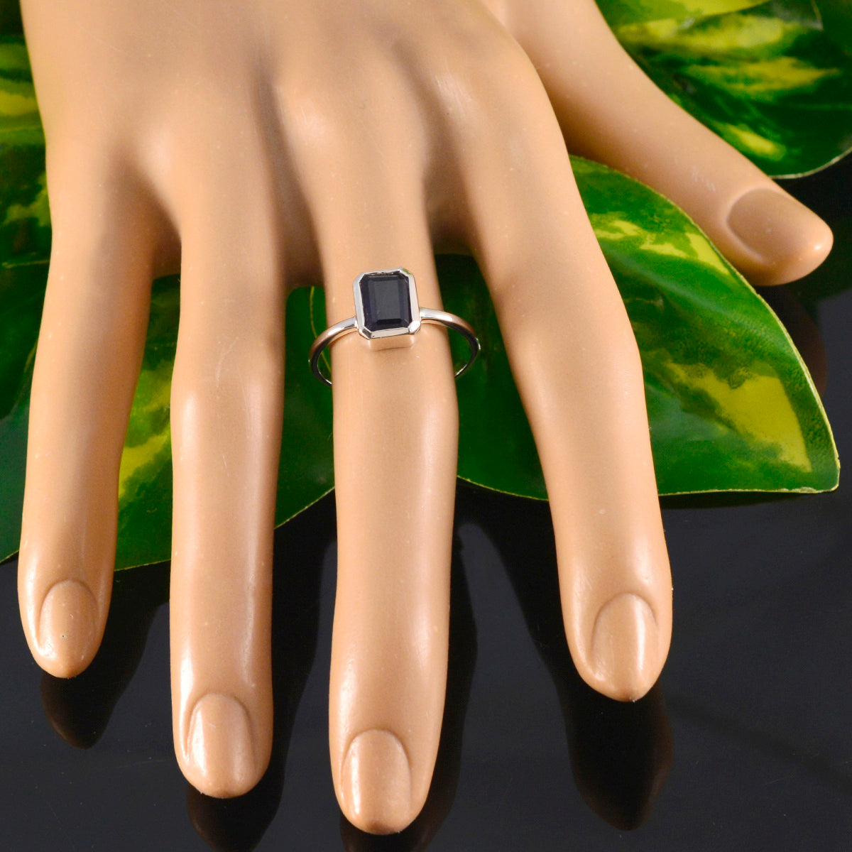 Hua Luxurious Blue Solitaire Ring