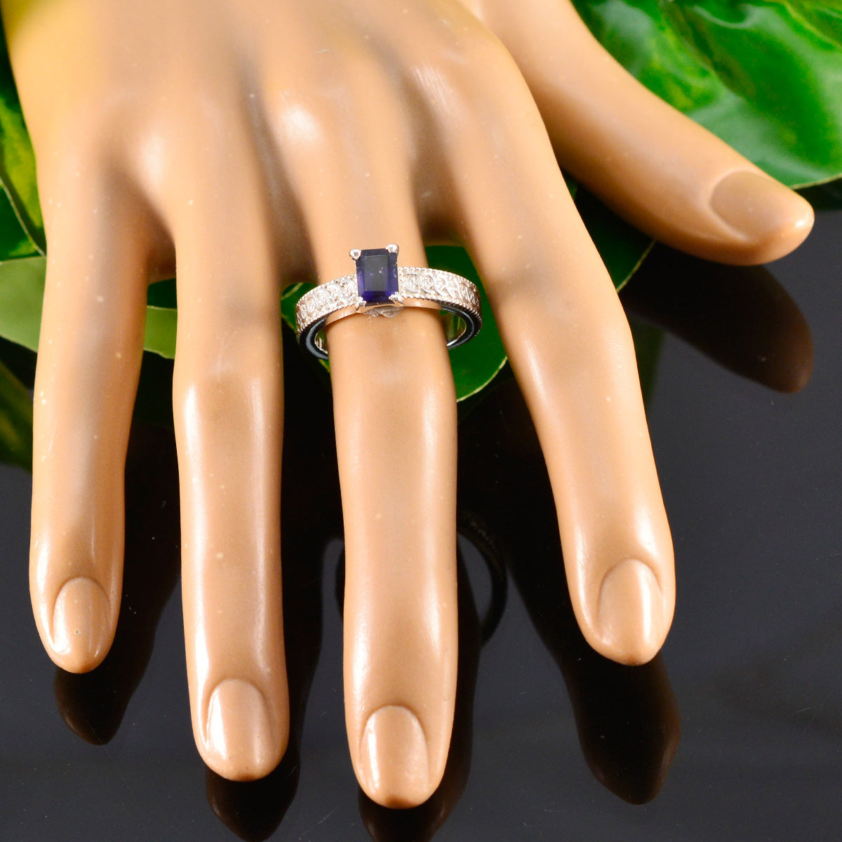 Ángeles Contemporary Blue Solitaire Ring