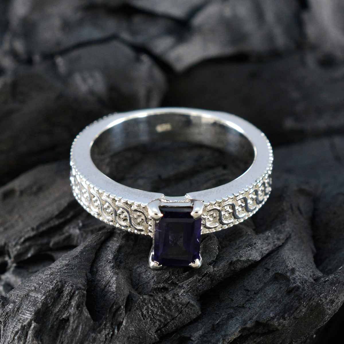 Ángeles Contemporary Blue Solitaire Ring