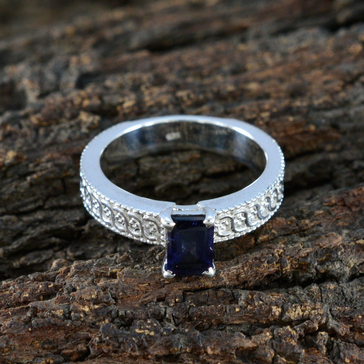 Ángeles Contemporary Blue Solitaire Ring